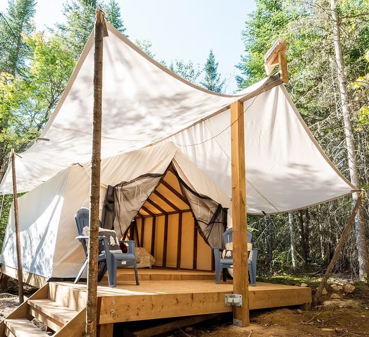 A safari tent on a wooden platform at Four Corners Algonquin